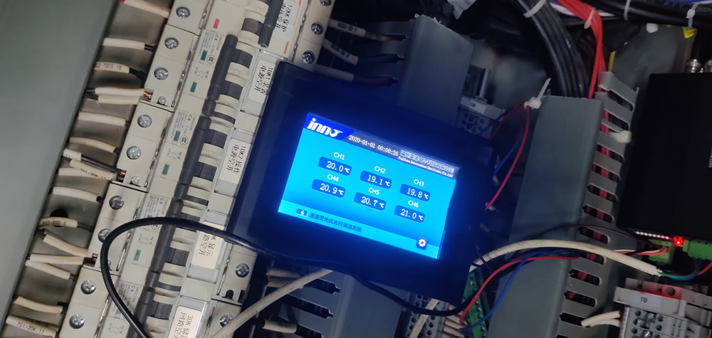 Fluorescent fiber optic thermometer